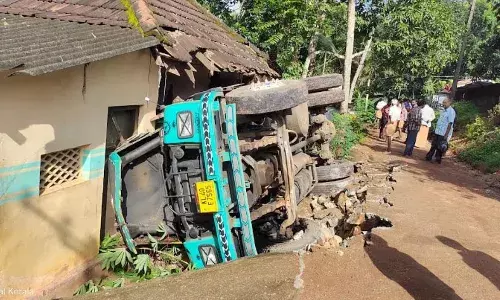ലോഡുമായി വന്ന ടിപ്പര്‍ ലോറി തിട്ടയിടിഞ്ഞു മറിഞ്ഞു വീട് തകര്‍ന്നു: വീട്ടിലുള്ളവര്‍ രക്ഷപ്പെട്ടത് അത്ഭുതകരമായി