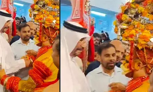 എല്ലാ അനുഗ്രഹവും ഉണ്ടാകും; ദുബായിയില്‍ കടല്‍ കടന്ന് ദര്‍ശനപുണ്യം തേടിയെത്തിയ അറബിയെ തലയില്‍ കൈവെച്ച് അനുഗ്രഹം ചൊരിഞ്ഞ് മുത്തപ്പന്‍