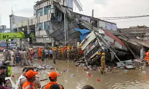 ലക്‌നോവില്‍ മൂന്നുനില കെട്ടിടം തകര്‍ന്ന് അഞ്ച് മരണം; 28 പേരെ രക്ഷപ്പെടുത്തി