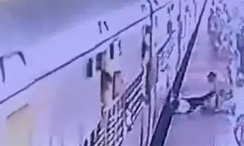 ട്രെയിന്‍ മാറി കയറി, നീങ്ങിത്തുടങ്ങിയപ്പോള്‍ ചാടിയിറങ്ങി; പ്ലാറ്റ്‌ഫോമില്‍ വീണ യുവതിക്ക് രക്ഷകരായി ആര്‍.പി.എഫ്