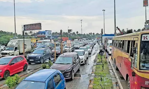 പാലിയേക്കര ടോള്‍പ്ലാസയില്‍ ഗതാഗത കുരുക്കേറുന്നു; വാഹനങ്ങള്‍ ടോള്‍ കടന്നത് പത്ത് മിനിറ്റിലേറെ സമയമെടുത്ത്;  ബ്ലോക്കില്‍പ്പെട്ട് നൂറു കണക്കിന് വാഹനങ്ങള്‍