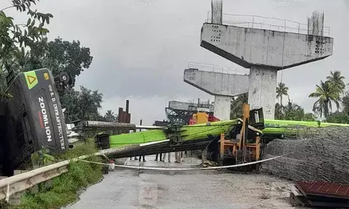 ഉയരപ്പാത നിര്‍മ്മാണത്തിനിടെ കൂറ്റന്‍ യന്ത്രം നിലംപതിച്ചു; ചാടി രക്ഷപ്പെടാന്‍ ശ്രമിക്കുന്നതിനിടെ ഡ്രൈവര്‍ക്ക് പരിക്ക്