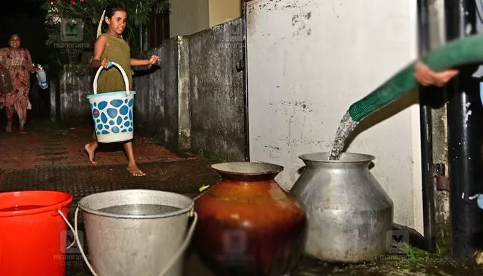 വിവാഹ നിശ്ചയ ചടങ്ങില് കൈകഴുകാന് നല്കിയത് കുപ്പിവെള്ളം; ജനം നെട്ടോട്ടം ഓടിയപ്പോള് വെള്ളം മുടങ്ങാതെ മന്ത്രി മന്ദിരങ്ങളും എകെജി സെന്ററും വിവാഹ നിശ്ചയ ചടങ്ങില് കൈകഴുകാന് നല്കിയത് കുപ്പിവെള്ളം; ജനം നെട്ടോട്ടം ഓടിയപ്പോള് വെള്ളം മുടങ്ങാതെ മന്ത്രി മന്ദിരങ്ങളും എകെജി സെന്ററും