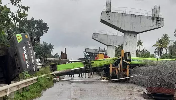 ഉയരപ്പാത നിര്മ്മാണത്തിനിടെ കൂറ്റന് യന്ത്രം നിലംപതിച്ചു; ചാടി രക്ഷപ്പെടാന് ശ്രമിക്കുന്നതിനിടെ ഡ്രൈവര്ക്ക് പരിക്ക് ഉയരപ്പാത നിര്മ്മാണത്തിനിടെ കൂറ്റന് യന്ത്രം നിലംപതിച്ചു; ചാടി രക്ഷപ്പെടാന് ശ്രമിക്കുന്നതിനിടെ ഡ്രൈവര്ക്ക് പരിക്ക്