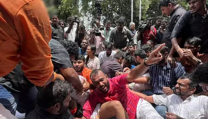 മുഖ്യമന്ത്രിയുടെ രാജി ആവശ്യപ്പെട്ട് യുവമോര്ച്ച; മാര്ച്ചില് സംഘര്ഷം; പൊലീസ് ജലപീരങ്കി പ്രയോഗിച്ചു മുഖ്യമന്ത്രിയുടെ രാജി ആവശ്യപ്പെട്ട് യുവമോര്ച്ച; മാര്ച്ചില് സംഘര്ഷം; പൊലീസ് ജലപീരങ്കി പ്രയോഗിച്ചു