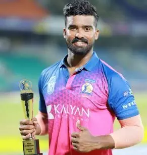 ടൂര്ണ്ണമെന്റിലെ രണ്ടാം മാന് ഓഫ് ദി മാച്ച് പുരസ്കാരവുമായി അബ്ദുള് ബാസിദ് ടൂര്ണ്ണമെന്റിലെ രണ്ടാം മാന് ഓഫ് ദി മാച്ച് പുരസ്കാരവുമായി അബ്ദുള് ബാസിദ്