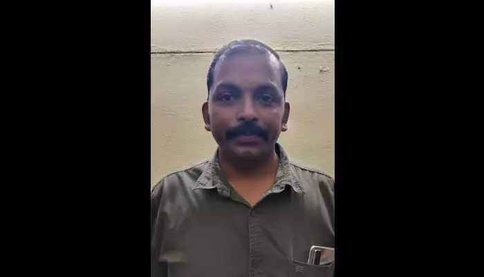 അപകടത്തെ തുടര്ന്ന് തര്ക്കം; കെ.എസ്.ആര്.ടി.സി ഡ്രൈവറെ മര്ദ്ദിച്ച കാര് യാത്രക്കാരന് അറസ്റ്റില് അപകടത്തെ തുടര്ന്ന് തര്ക്കം; കെ.എസ്.ആര്.ടി.സി ഡ്രൈവറെ മര്ദ്ദിച്ച കാര് യാത്രക്കാരന് അറസ്റ്റില്