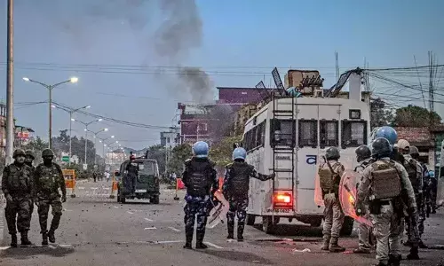 മണിപ്പൂരില്‍ സംഘര്‍ഷം: മൂന്ന് ജില്ലകളില്‍ കര്‍ഫ്യൂ; ആവശ്യ സേവനങ്ങളെ ഒഴിവാക്കി