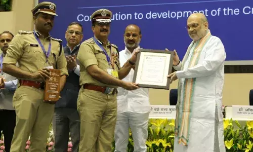 സ്ത്രീകള്‍ക്കും കുട്ടികള്‍ക്കും എതിരായ ഓണ്‍ലൈന്‍ അതിക്രമം തടയല്‍: കേരളാ പൊലീസിന് കേന്ദ്രത്തിന്റെ അംഗീകാരം; അമിത് ഷായില്‍ നിന്ന് പുരസ്‌കാരം ഏറ്റുവാങ്ങി ഡിജിപി