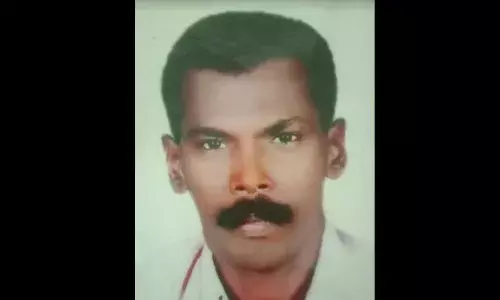 റോഡിലെ കുഴി ഓട്ടോയാത്രക്കാരന്റെ ജീവനെടുത്തു; ഓട്ടോറിക്ഷ നിയന്ത്രണം വിട്ടു മറിഞ്ഞ് യാത്രക്കാരന്‍ മരിച്ചത് അടൂര്‍ എം.സി റോഡിലെ കുഴിയില്‍