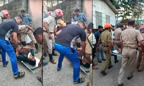 പത്തനംതിട്ട ജനറല്‍ ആശുപത്രി ഡോക്ടേഴ്സ് ലൈനില്‍ വീട്ടമ്മയുടെ കാല്‍ ഓടയുടെ വിടവില്‍ കുടുങ്ങി; ഫയര്‍ഫോഴ്സ് പുറത്തെടുത്തു