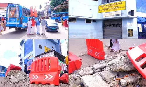 ആറ്റിങ്ങല്‍ മുനിസിപ്പാലിറ്റി പ്രൈവറ്റ് ബസ്റ്റാന്‍ഡ് പബ്ലിക് ടോയ്‌ലറ്റിലെ മനുഷ്യവിസര്‍ജ്യം റോഡിലേക്ക് ഒഴുക്കുന്നു; റോഡ് ഉപരോധ സമരവുമായി ആര്‍എസ്പി