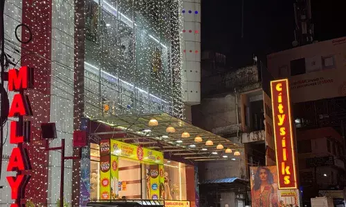 വാലറ്റ് പാര്‍ക്കിങ്ങിനായി ജീവനക്കാരന്‍ കാര്‍ പിന്നോട്ട് എടുത്തപ്പോള്‍ നിയന്ത്രണം വിട്ട് കൂട്ടയിടി; നിരവധി വാഹനങ്ങള്‍ക്ക് തകരാറ്; വസ്ത്രവ്യാപാര ശാലയ്ക്ക് എതിരെ കാറുടമയായ യുവതിയുടെ പരാതി