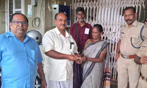 കടുത്ത സാമ്പത്തിക ബുദ്ധിമുട്ടുണ്ടെങ്കിലും വഴിയില്‍ കിടന്ന് കിട്ടിയ ആ അരലക്ഷം വിജയമ്മയെ പ്രലോഭിപ്പിച്ചില്ല; ഉടമയ്ക്ക് തിരിച്ച് കൊടുത്ത് വെച്ചൂച്ചിറയിലെ ലോട്ടറി കച്ചവടക്കാരി