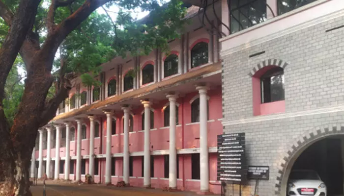 അഭിഭാഷകന് ഗോപകുമാര് പാണ്ഡവത്തിനു നേരേ പൊലീസ് അതിക്രമം; തിരുവനന്തപുരം ജില്ലാ കോടതിയിലെ അഭിഭാഷകര് കോടതി ബഹിഷ്കരിക്കും അഭിഭാഷകന് ഗോപകുമാര് പാണ്ഡവത്തിനു നേരേ പൊലീസ് അതിക്രമം; തിരുവനന്തപുരം ജില്ലാ കോടതിയിലെ അഭിഭാഷകര് കോടതി ബഹിഷ്കരിക്കും