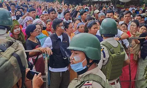 മണിപ്പൂരില്‍ സംഘര്‍ഷം രൂക്ഷം; ഇംഫാലില്‍ അനിശ്ചിത കാല കര്‍ഫ്യൂ; അഞ്ച് ദിവസത്തേക്ക് ഇന്റര്‍നെറ്റിനും നിരോധനം: വിദ്യാഭ്യാസ സ്ഥാപനങ്ങള്‍ രണ്ട് ദിവസം കൂടി അടച്ചിടും