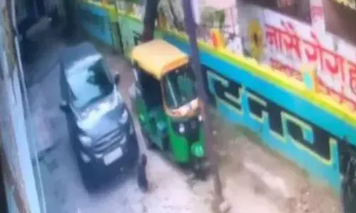 വീടിന് പുറത്ത് കളിച്ചുകൊണ്ടിരുന്ന കുരുന്നിന്റെ മേല്‍ കാര്‍ കയറിയിറങ്ങി; യുപിയില്‍ രണ്ടു വയസ്സുകാരിക്ക് ദാരുണ മരണം