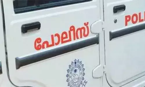 17 കാരനായ മകന്‍ ഓടിച്ച് കസ്റ്റഡിയിലെടുത്ത ബൈക്ക് വിട്ടുനല്‍കിയില്ല; പോലീസ് സ്റ്റേഷനു മുന്‍പില്‍ അച്ഛന്റെ ആത്മഹത്യാശ്രമം; പിന്തിരിപ്പിച്ച് നാട്ടുകാര്‍