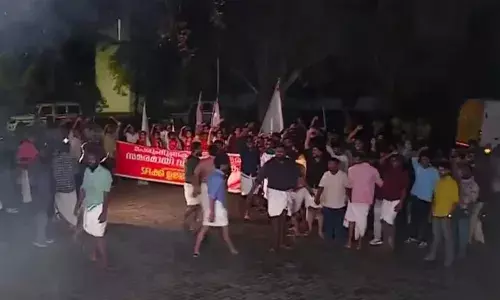 സെനറ്റ് തെിരഞ്ഞെടുപ്പില്‍ ബാലറ്റുകള്‍ കാണാനില്ലെന്ന്; എസ് എഫ് ഐ - കെ എസ് യു പ്രവര്‍ത്തകര്‍ തമ്മില്‍ വന്‍ സംഘര്‍ഷം;   കേരളസര്‍വ്വകലാശാല തിരഞ്ഞെടുപ്പ് റദ്ദാക്കി