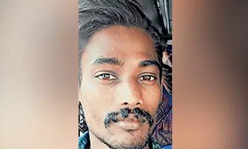 മരക്കൊമ്പ് മുറിക്കുന്നതിനിടെ കയര്‍ ദേഹത്ത് കുരുങ്ങി മരിച്ചത് മൂന്ന് പെണ്‍കുട്ടികളുടെ പിതാവായ 28കാരന്‍; മോഹന്‍കുമാറിന്റെ മരണം നെഞ്ചിന്റെ ഭാഗം വലിഞ്ഞു മുറുകി