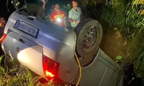 കൊളപ്പാക്കം പാലത്തിന് സമീപം നിയന്ത്രണംവിട്ട കാര്‍ താഴ്ചയിലേക്ക് മറിഞ്ഞ് മൂന്നുപേര്‍ക്ക് പരിക്ക്; കൈവരിയില്ലാ റോഡ് അപകട കാരണം