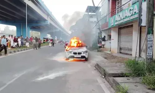 തിരുവനന്തപുരത്ത് ഓടിക്കൊണ്ടിരുന്ന ബിഎംഡബ്ല്യു കാര്‍ കത്തിനശിച്ചു; ഡ്രൈവര്‍ ഇറങ്ങിയോടി രക്ഷപെട്ടു