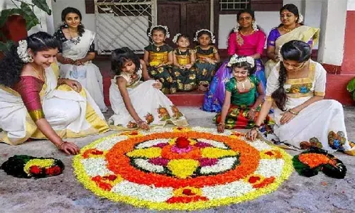 ഉത്രാടപ്പാച്ചില്‍ കഴിഞ്ഞ് നിറമനസോടെ മലയാളികള്‍; ഇന്ന് തിരുവോണം; ഓണക്കോടിയുടുത്ത്, സദ്യയുണ്ട് പൊന്നോണം ആഘോഷിക്കാന്‍ ലോകമെമ്പാടുമുള്ള മലയാളികള്‍