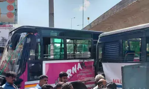 വടക്കഞ്ചേരിയില്‍ കെ.എസ്.ആര്‍.ടി.സി ബസും സ്വകാര്യ ബസും കൂട്ടിയിടിച്ച് അപകടം; 20 പേര്‍ക്ക് പരിക്ക്