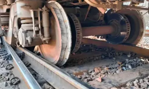 പാളത്തില്‍ മണ്ണടിഞ്ഞു; മധ്യപ്രദേശിലും ഉത്തര്‍പ്രദേശിലും ചരക്ക് തീവണ്ടികള്‍ പാളം തെറ്റി അപകടം