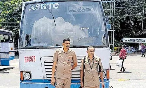 അപകടത്തില്‍ പരിക്കേറ്റ് ചോരവാര്‍ന്ന് നടുറോഡില്‍; യുവാവിന് രക്ഷകരായത് കെഎസ്ആര്‍ടിസി ജീവനക്കാര്‍