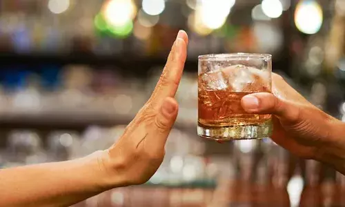 വിദ്യാര്‍ത്ഥിനിയെ രാത്രിയില്‍ ഫോണ്‍ വിളിച്ച് മദ്യപിക്കാന്‍ ക്ഷണിച്ചു; രണ്ട് കോളേജ് അധ്യാപകര്‍ക്കെതിരെ കേസ്