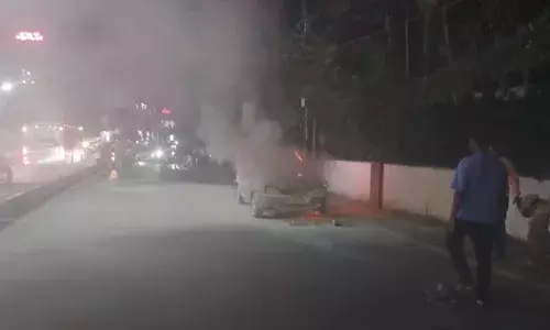 കണ്ണൂര്‍ നഗരത്തില്‍ നിര്‍ത്തിയിട്ട കാര്‍ കത്തിനശിച്ചു; ദേശീയപാതയില്‍ ഗതാഗതം മുടങ്ങി