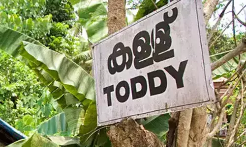 സ്‌കൂള്‍ കുട്ടികള്‍ക്ക് കള്ളുവിറ്റ ഷാപ്പുജീവനക്കാര്‍ അറസ്റ്റില്‍; ലൈസന്‍സികള്‍ക്ക് എതിരെയും കേസ്; കുട്ടികള്‍ ഷാപ്പിലെത്തിയത് ഓണാഘോഷത്തിനിടെ