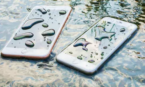 വെള്ളത്തില്‍ വീണാല്‍ ഒരു ചുക്കും സംഭവിക്കില്ലെന്ന് വിശ്വസിപ്പിച്ചു; വെള്ളത്തില്‍ വീണപ്പോള്‍ കേടായി; മൊബൈല്‍ ഫോണിന് ഇന്‍ഷുറന്‍സ് നിഷേധിച്ചു; 78,900 പിഴയടിച്ച് ഉപഭോക്തൃ തര്‍ക്ക പരിഹാര കോടതി