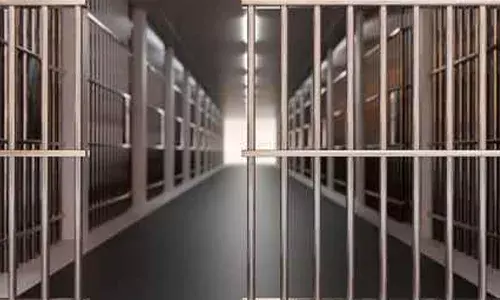 നാട്ടുകാരനായിട്ടും ജയിലില്‍ പരിഗണന നല്‍കിയില്ല; പ്രിസണ്‍ ഓഫിസറെ മര്‍ദിച്ച് ക്രിമിനല്‍ കേസ് പ്രതികള്‍