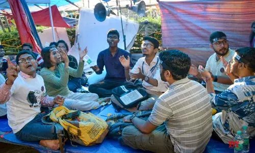 ബംഗാളില്‍ ജൂനിയര്‍ ഡോക്ടര്‍മാരുടെ സമരം ഭാഗികമായി അവസാനിച്ചു; ശനിയാഴ്ച മുതല്‍ ജോലിയില്‍ പ്രവേശിക്കുമെന്ന് ഡോക്ടര്‍മാര്‍: ഒ.പി ബഹിഷ്‌ക്കരണം തുടരും