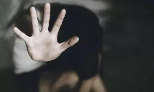 ഉത്തർപ്രദേശിൽ ഓടുന്ന വാഹനത്തിൽ പ്രായപൂർത്തിയാകാത്ത ദളിത് പെൺകുട്ടിക്കെതിരെ കൂട്ടബലാത്സംഗം; ശേഷം വഴിയിൽ ഉപേക്ഷിച്ചു; പ്രതികൾ ഒളിവിൽ