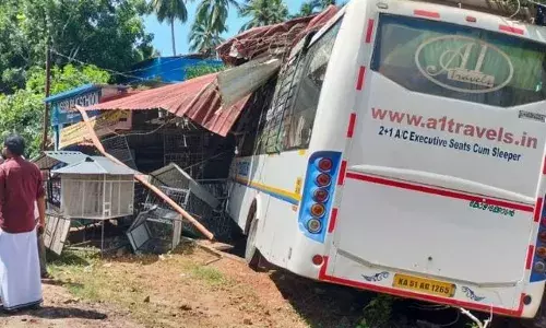 കോഴിക്കോട്ട് സ്വകാര്യബസ് നിയന്ത്രണംതെറ്റി കടയിലേക്ക് ഇടിച്ചുകയറി അപകടം; ബസ് ഡ്രൈവർക്ക് പരിക്ക്