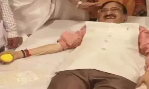 ബിജെപി നേതാവിന്റെ വ്യാജ രക്ത ദാനം; സംഭവം പ്രധാനമന്ത്രി നരേന്ദ്രമോദിയുടെ പിറന്നാള്‍ ദിനത്തിൽ; വീഡിയോ പുറത്തു വന്നതോടെ സമൂഹ മാധ്യമങ്ങളിൽ പരിഹാസം