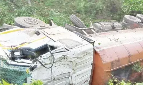 തളിപ്പറമ്പിൽ ടാങ്കർ ലോറി നിയന്ത്രണംതെറ്റി താഴ്ചയിലേക്കു മറിഞ്ഞ് അപകടം; ഡ്രൈവർക്ക് പരിക്ക്