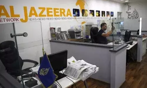 എല്ലാ ക്യാമറകളും എടുത്ത് ഉടന്‍ സ്ഥലം കാലിയാക്കു: അല്‍ജസീറ ചാനലിന്റെ വെസ്റ്റ്ബാങ്കിലെ ഓഫീസില്‍ ഇസ്രയേല്‍ സേനയുടെ റെയ്ഡ്; ഓഫീസ് 45 ദിവസത്തേക്ക് അടച്ചിടാന്‍ ഉത്തരവ്