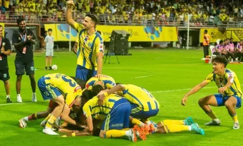 ഇന്ത്യൻ സൂപ്പർ ലീഗ്; കൊച്ചി കലൂർ സ്റ്റേഡിയത്തിനെ ഇളക്കി മറിച്ച് ബ്ലാസ്റ്റേഴ്‌സിന്റെ ആദ്യ ജയം; ഈസ്റ്റ് ബംഗാളിനെ പരാജയപ്പെടുത്തിയത് ഒന്നിനെതിരെ രണ്ട് ഗോളുകൾക്ക്