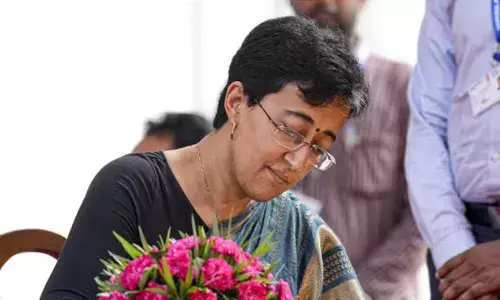 മുഖ്യമന്ത്രി കസേര ഒഴിച്ചിട്ട് ഇരുന്നത് തൊട്ടടുത്തുള്ള മറ്റൊരു കസേരയില്‍; കെജ്രിവാള്‍ മുഖ്യമന്ത്രി സ്ഥാനത്തേക്ക് തിരിച്ചെത്താനായി കസേര ഒഴിച്ചിടുന്നുവെന്ന് ആതിഷി മര്‍ലേന