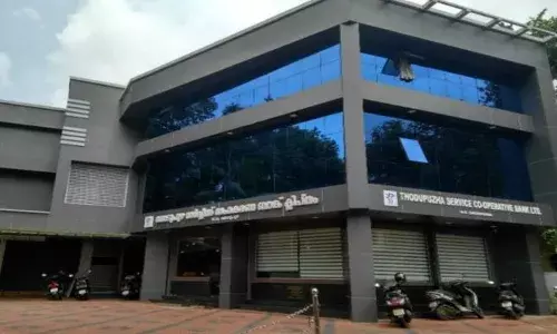 മോഷ്ടിച്ച ചെക്ക് ഉപയോഗിച്ച് രണ്ടുലക്ഷം രൂപ പിൻവലിക്കാൻ ശ്രമം; ബാങ്ക് ജീവനക്കാരനെയും കൂട്ടാളിയെയും പോലീസ് അറസ്റ്റ് ചെയ്തു, സംഭവം തൊടുപുഴയിൽ