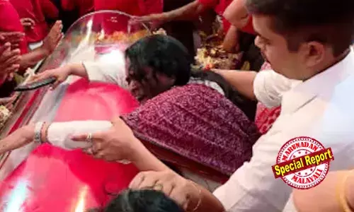 മൃതദേഹം പുറത്തേക്ക് എടുക്കാന്‍ തടസ്സം നിന്ന് ആശ ലോറന്‍സും മകനും; വനിതാ പ്രവര്‍ത്തകരുമായി ഉന്തും തള്ളും; ആശയെയും മകനെയും ബലം പ്രയോഗിച്ച് നീക്കി; എറണാകുളം ടൗണ്‍ ഹാളില്‍ നാടകീയ രംഗങ്ങള്‍