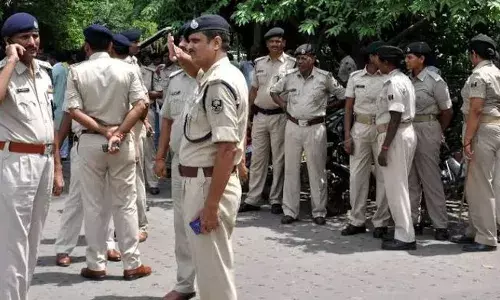 ഭൂമി തർക്കം പരിഹരിക്കാനെത്തിയ വനിതാ പൊലീസിനെതിരെ ആക്രമണം; തലയോട്ടിയിൽ അമ്പ് തുളച്ചു കയറി; ഗുരുതര പരിക്ക്