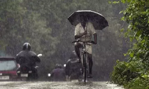 വീണ്ടും ചക്രവാതച്ചുഴി; സംസ്ഥാനത്ത് ശക്തമായ മഴയ്ക്ക് സാധ്യത; വിവിധ ജില്ലകളിൽ യെല്ലോ അലർട്ട്; ജാഗ്രത മുന്നറിയിപ്പ് നൽകി അധികൃതർ