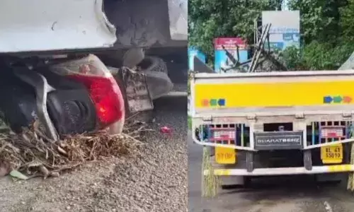 കോട്ടയത്ത് റോഡരികിൽ സംസാരിച്ചുകൊണ്ടിരുന്ന യുവാക്കൾക്കിടയിലേക്ക് ലോറി ഇടിച്ചു കയറി അപകടം; രണ്ടുപേർക്ക് ഗുരുതര പരിക്ക്; മദ്യലഹരിയിൽ ഡ്രൈവർ; പോലീസ് കേസെടുത്തു