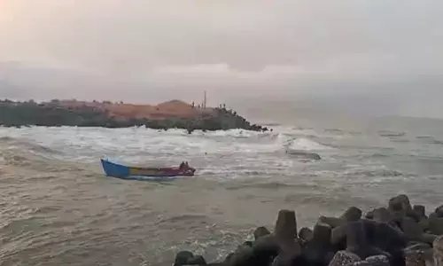 മുതലപ്പൊഴി അഴിമുഖത്ത് ബോട്ട് മറിഞ്ഞ് തുടര്‍ച്ചയായ അപകടങ്ങള്‍; തുറമുഖ വകുപ്പ് സെക്രട്ടറി റിപ്പോര്‍ട്ട് നല്‍കണമെന്ന് മനുഷ്യാവകാശ കമ്മീഷന്‍