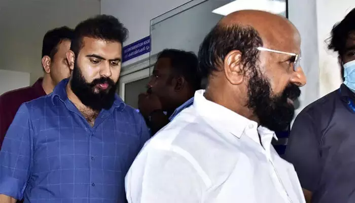 കണ്ടല സഹകരണ ബാങ്കിലെ നിക്ഷേപത്തട്ടിപ്പ്: ഭാസുരാംഗന്റെയും മകന്റെയും ജാമ്യ ഹര്ജി തള്ളി കണ്ടല സഹകരണ ബാങ്കിലെ നിക്ഷേപത്തട്ടിപ്പ്: ഭാസുരാംഗന്റെയും മകന്റെയും ജാമ്യ ഹര്ജി തള്ളി